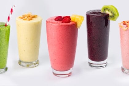 Smotthies meinuman menyegarkan juga menyehatkan.