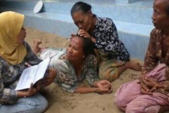 Tidur di atas pasir menjadi tradisi masyarakat di Madura.