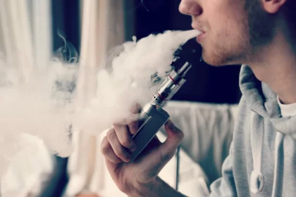 Vape menjadi alternatif pengganti rokok.