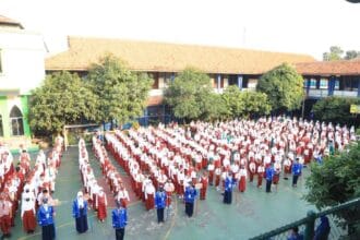 siswa SD di Kota Tangerang upacara