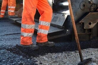 Saat cuaca panas, asplal ternyata memantulkan ke angkasa.