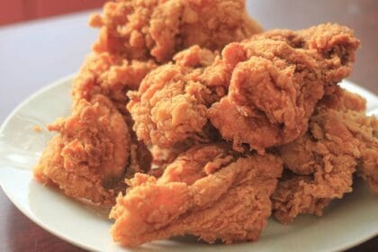 Ayam goreng tepung banyak disukai karena gurih.