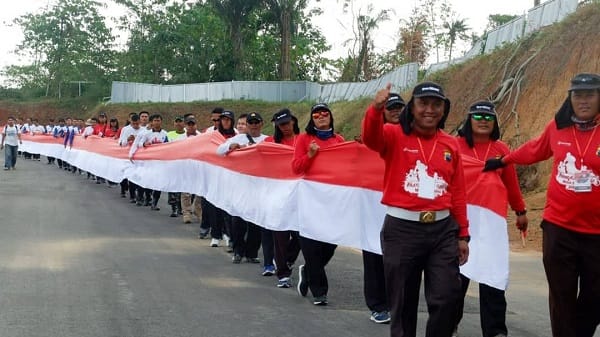 Salah satu bendera terpanjang yang pernah ada di Indonesia.