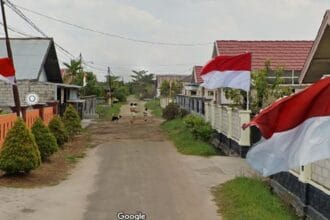 Bendera yang dipasang di rumah selama Agustus.