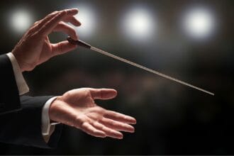 Konduktor atau dirigen adalah orang yang memimpin grup vokal atau musik pada sebuah pertunjukan.