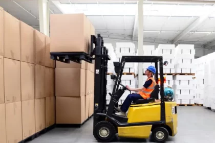 Forklift kendaraan besar pengangkut dan pemindah barang.