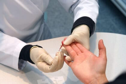 Penemuan golonagn darah memudahkan pemberian bantuan transfusi darah secara tepat.