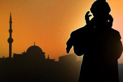 Iqomat dikumandangkan setelah adzan sebagai penanda menunaikan sholat.