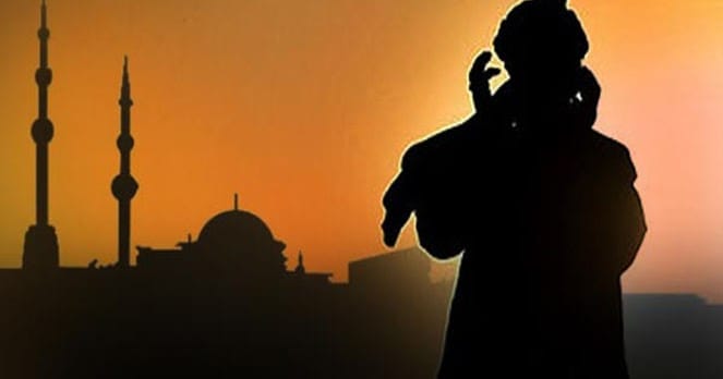 Iqomat dikumandangkan setelah adzan sebagai penanda menunaikan sholat.