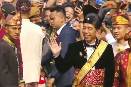 Jokowi mengenakan bahu adat saat upacara HUT RI 78.