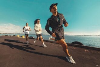 Lari adalah olahraga yang disukai banyak orang.