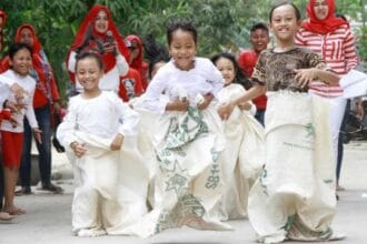 Berbagai lomba digelar saat bulan Agustus.