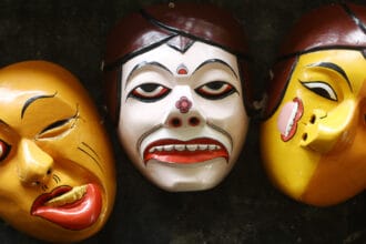 Hindari jangan jadi orang munafik.