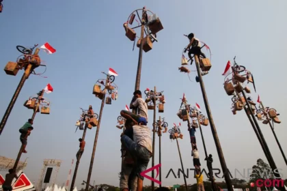 Panjat pinang lomba yang kerap dihadirkan saat Agustusan.
