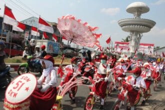 Pawai Agustusan kerap hadir sebagai hiburan tersendiri.