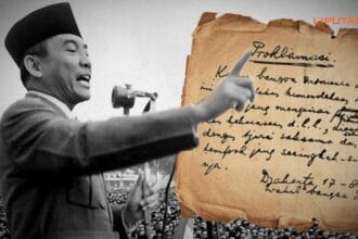 Teks Proklamasi kemerdekaan Indonesia dibacakan oleh Presiden Soekarno.