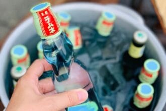Ramune minuman khas Jepang dengan kelereng di dalamnya.