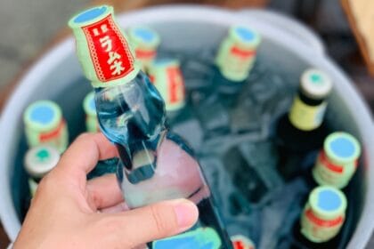 Ramune minuman khas Jepang dengan kelereng di dalamnya.