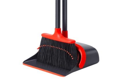 Sapu menjadi alat yang penting untuk membersihkan rumah.