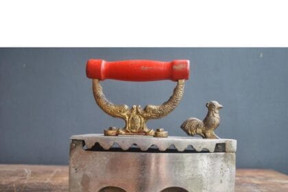 Setrika arang sudah jarang dipakai di masa kini.