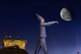 Sleepwalking adalah gangguan saat tidur.