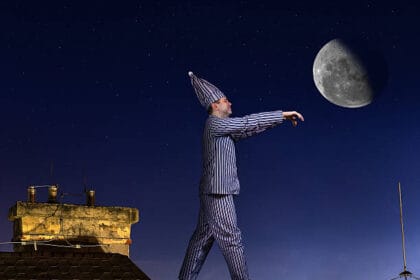 Sleepwalking adalah gangguan saat tidur.