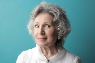 Uban merupakan kondisi rambut yang mengalami perubahan warna.