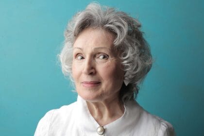 Uban merupakan kondisi rambut yang mengalami perubahan warna.