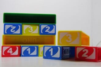 Uno stacko menjadi permainan seru untuk dimainkan bersama.