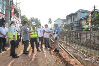 Wawalkot tangsel tinjau pembangunan kali ciputat