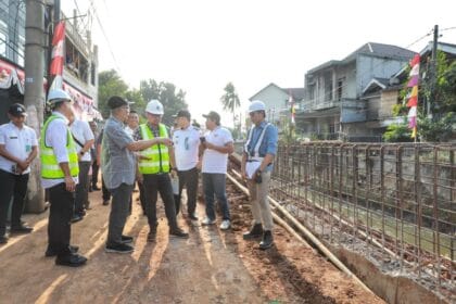 Wawalkot tangsel tinjau pembangunan kali ciputat