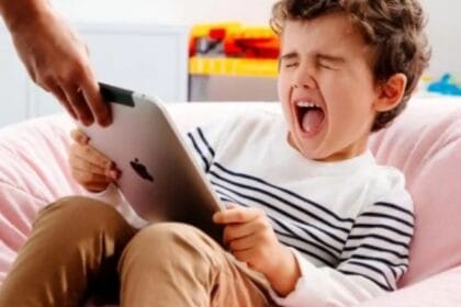 bahaya dampak gadget bagi anak jika terlalu sering orang tua wajib tahu