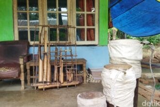Dodod, alat musik tradisional menggabungkan angklung dan bedug.