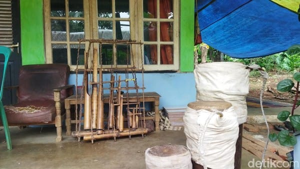 Dodod, alat musik tradisional menggabungkan angklung dan bedug.