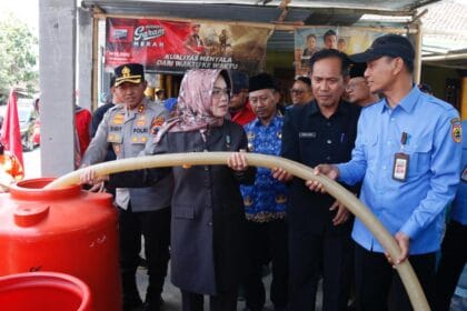 Efek Kemarau Panjang Pemerintah Memberikan Bantuan Air Bersih Untuk Desa Kedungjambal