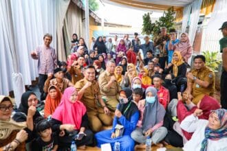 Kegiatan Bedah Rumah dan Serah Terima Kunci Oleh Benyamin Davnie dan Warga Pamulang