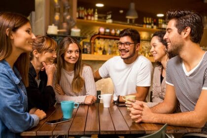 Libra, zodiak yang dianggap social butterfly.