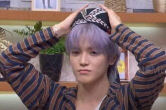 Taeyong NCT memakai lurik khas Jawa.