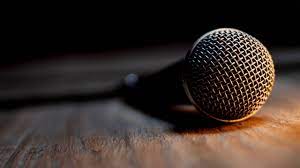 Mikrofon atau pelantang yang berfungsi penting di berbagaikegiatan.