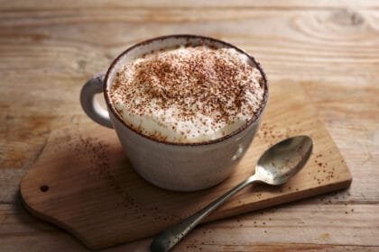 Moka, minuman kopi campur espeso, susu, dan coklat.