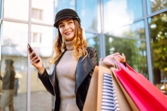 Paper bag hadir sebagai pengganti kantong plastik.