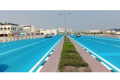 Qatar mengecat jalan tol jadi hiru untuk mengurangi panas.