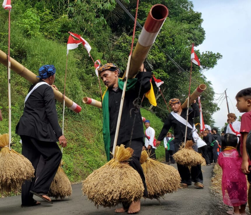 Rengkong kesenian asal Pasundan yang mulai punah.