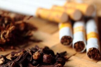 Kretek, rokok khas Indonesia.