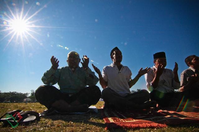 Salat istisqo untuk meminta hujan.