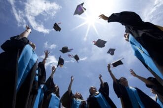 Hari sarjana memiliki makna khusus.