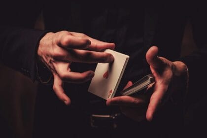 Sulap menjadi seni pertunjukan yang menghibur dan disenangi banyak orang.