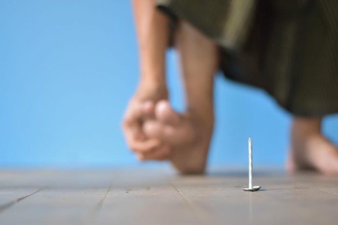 Cara menangani tertusuk paku.