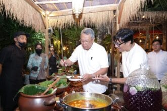 Walikota Tangsel Benyamin Davnie Cicipi Cita Rasa Makanan dari Warung Kondre Milik Andre Taulany