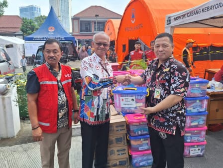 Bantuan PMI Jaksel Kepada Penyintas Kebakaran Kebayoran Lama
